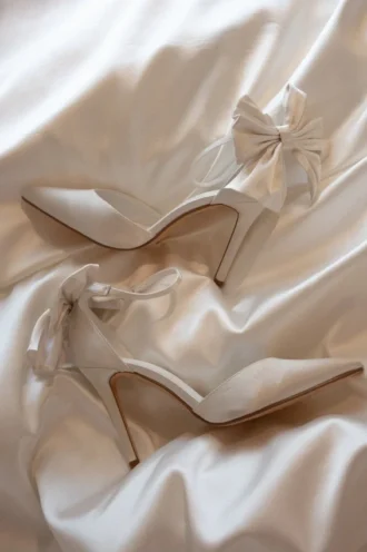 charmante satin schleifen pumps weiss 1 330x496 - Charmante Satin-Schleifen-Pumps &ndash; Wei&szlig;