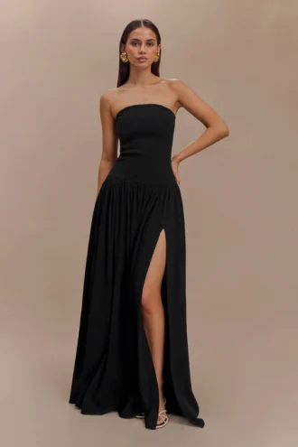 maureen baumwoll maxikleid mit rschen schwarz 1 330x495 - Maureen Baumwoll-Maxikleid mit R&uuml;schen &ndash; Schwarz