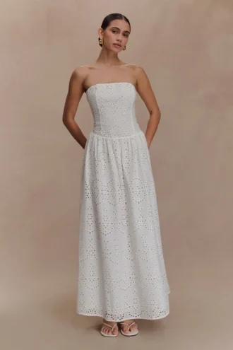 maureen broderie trgerloses maxikleid weiss 1 330x495 - Maureen Broderie tr&auml;gerloses Maxikleid &ndash; Wei&szlig;