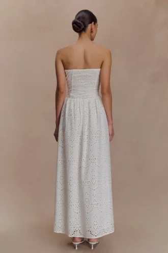 maureen broderie trgerloses maxikleid weiss 2 330x495 - Maureen Broderie tr&auml;gerloses Maxikleid &ndash; Wei&szlig;